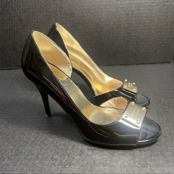 MICHAEL KORS BLACK PATENT LEATHER HEELS SIGNATURE MEDALLION TOE PLATE 5.5M FIRM$ - Picture 3 of 10